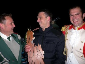 König 2012: Freddy Engeln mit Adjutant 2009 Ulrich Kempken (links) und dem Hauptmann der Sappeure Michael Kühn (rechts)